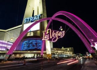 Las Vegas: new “Gateway Arches” light up at the base of the Strat Hotel