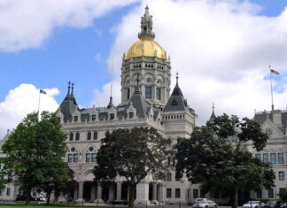 Connecticut lawmaker proposes in-flight sports betting bill